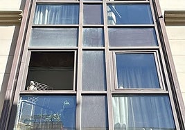 Serafín, asomado por la ventana de su casa.