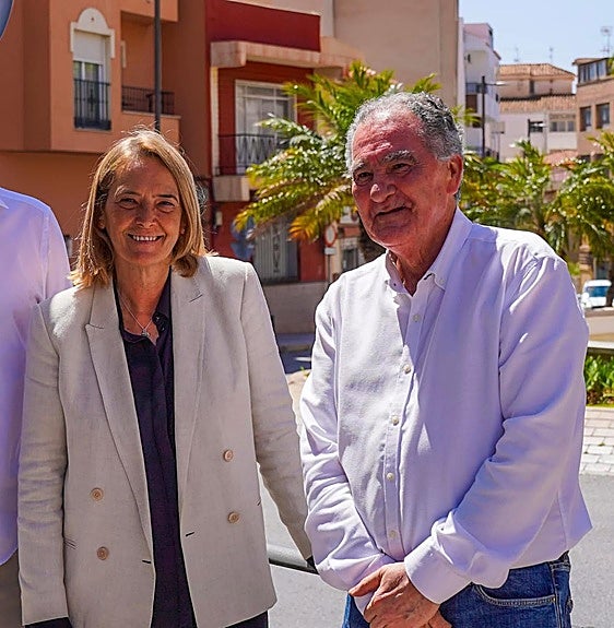 La alcaldesa de Motril ha colgado en sus redes esta última foto con su amigo Antonio Escámez.
