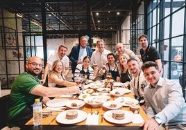 Invitados al evento disfrutan del menú preparado por el chef Carlos Caballero.