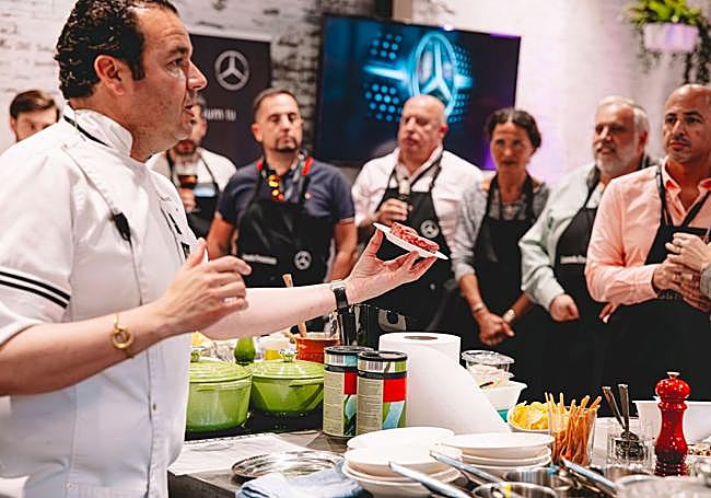 El chef durante el taller de cocina en vivo.