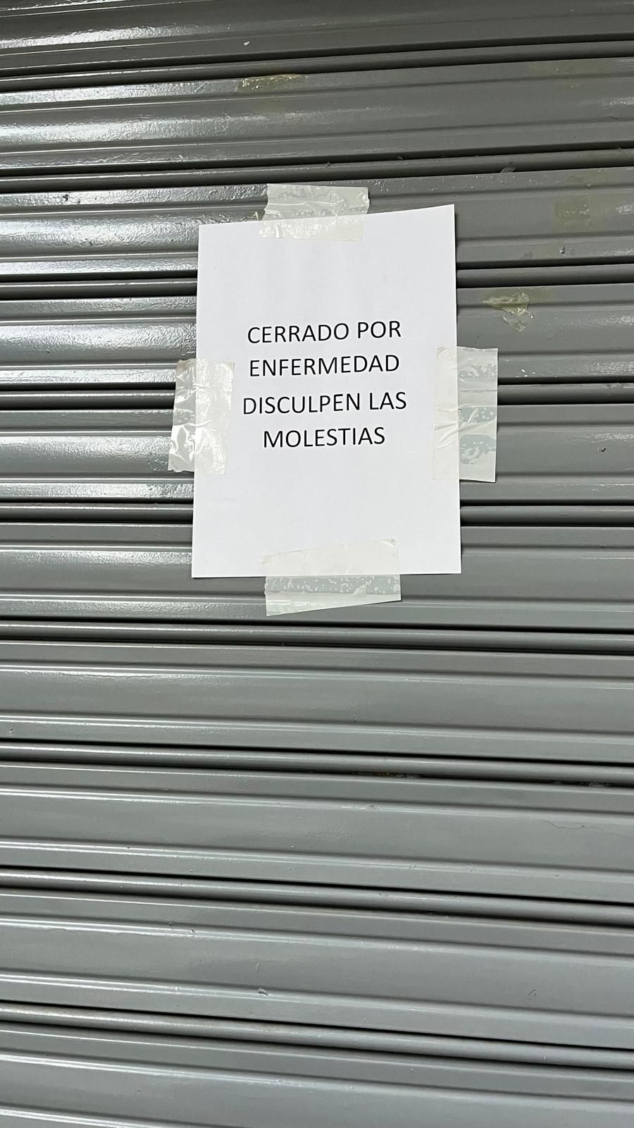 El cartel que anuncia el cierre del quiosco.