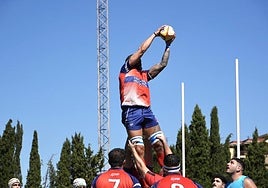 Una jugada del duelo entre el 'Uni' y Alcobendas B.