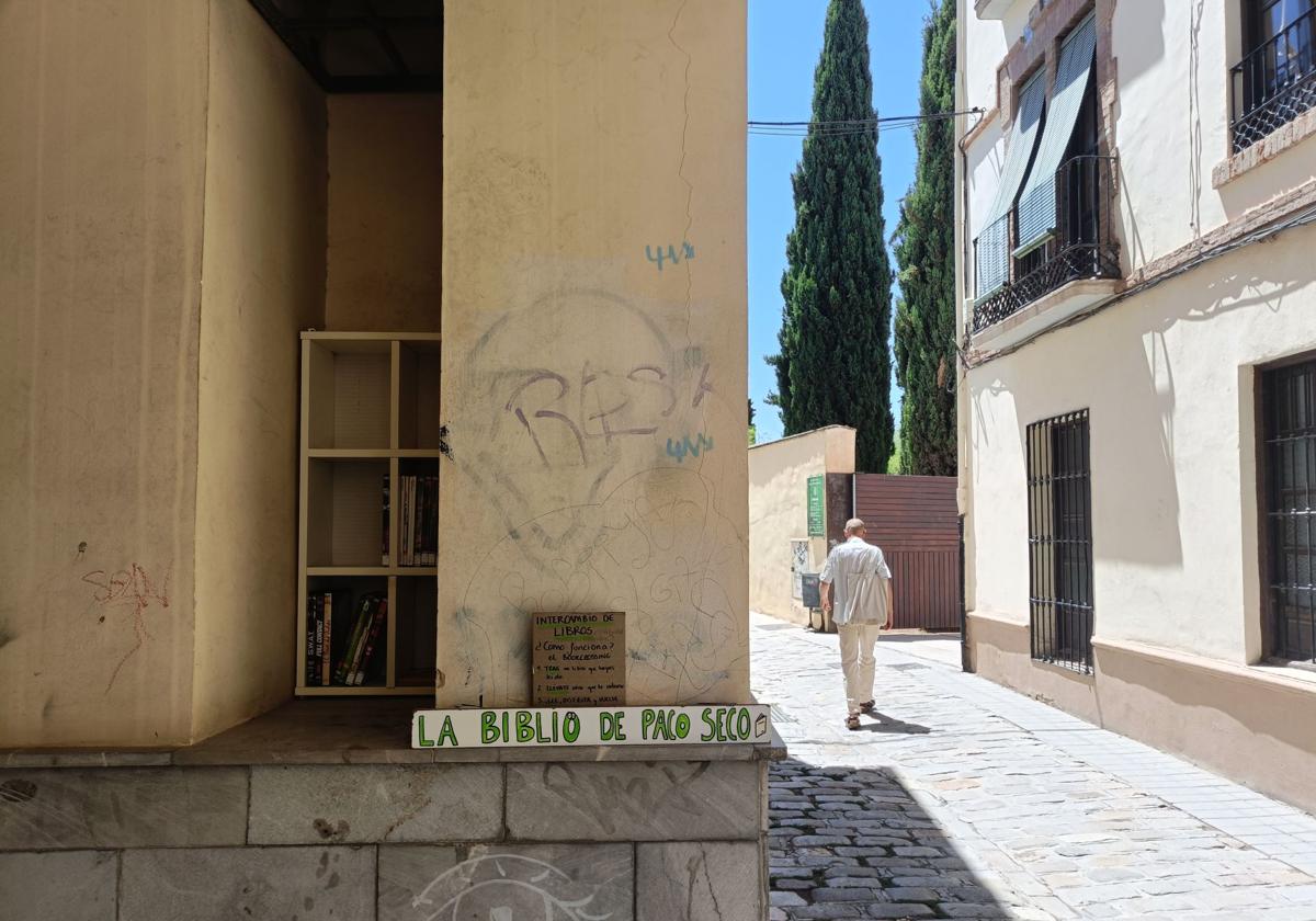 El periodista paco seco de lucena 'sonríe' ante la nueva biblioteca urbana de su calle | ideal