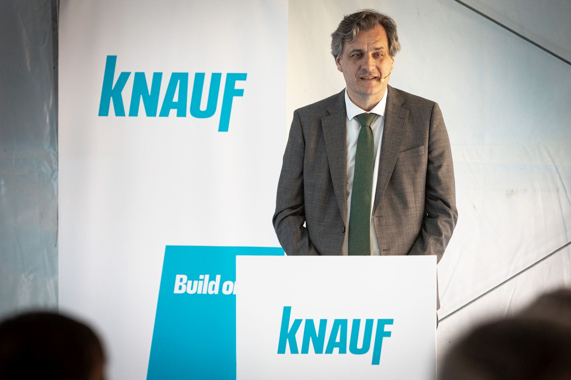 Imagen secundaria 2 - El CEO de la compañía, las autoridades invitadas con los directivos de la empresa y un momento de la visita. 