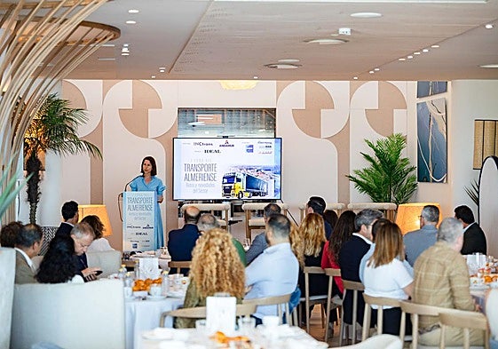 La delegada territorial de Fomento, Dolores Martínez, dirigiéndose a los asistentes.