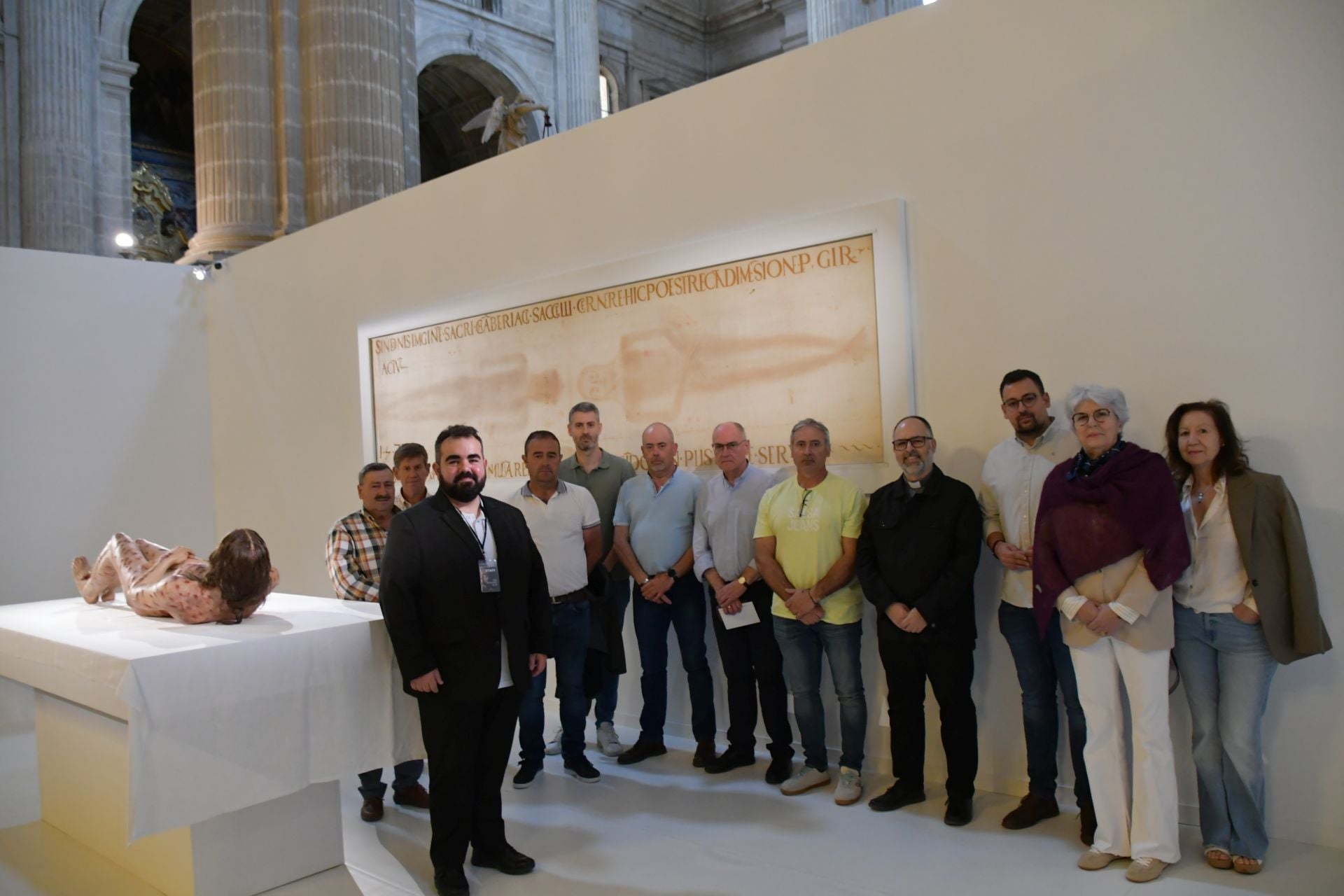 Representantes de Noalejo en la exposición de 'The Mystery Man', de la que forma parte la sábana santa.