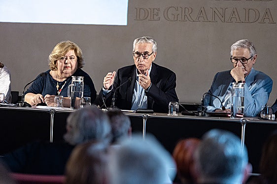 Momento de la conferencia de Ramón Jáuregui, en el centro.
