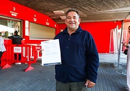 El primer aficionadotras recoger su entrada en las taquillas