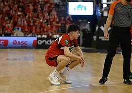 Agustín Ubal, pensativo durante un partido.