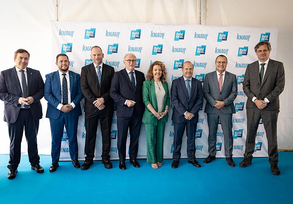 Imagen principal - El CEO de la compañía, las autoridades invitadas con los directivos de la empresa y un momento de la visita. 