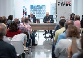 Eduardo Peralta, director del Aula de Cultura de IDEAL, con Pedro Piqueras, periodista y escritor.