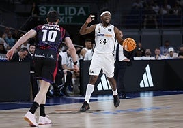 Sergi García (10) defiende a Andrés Feliz