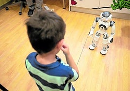 Un niño juega con un robot en un centro de Atención Temprana.