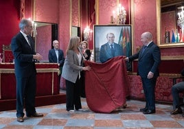 El retrato de Torres Hurtado ya luce en el Ayuntamiento.
