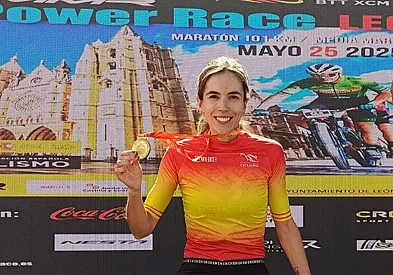Membrilla posa en el podio con su medalla de oro.