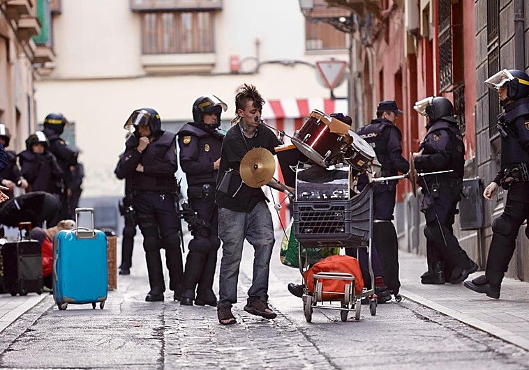 Desalojo del edificio okupado en la calle Azacayas a primera hora de este miércoles