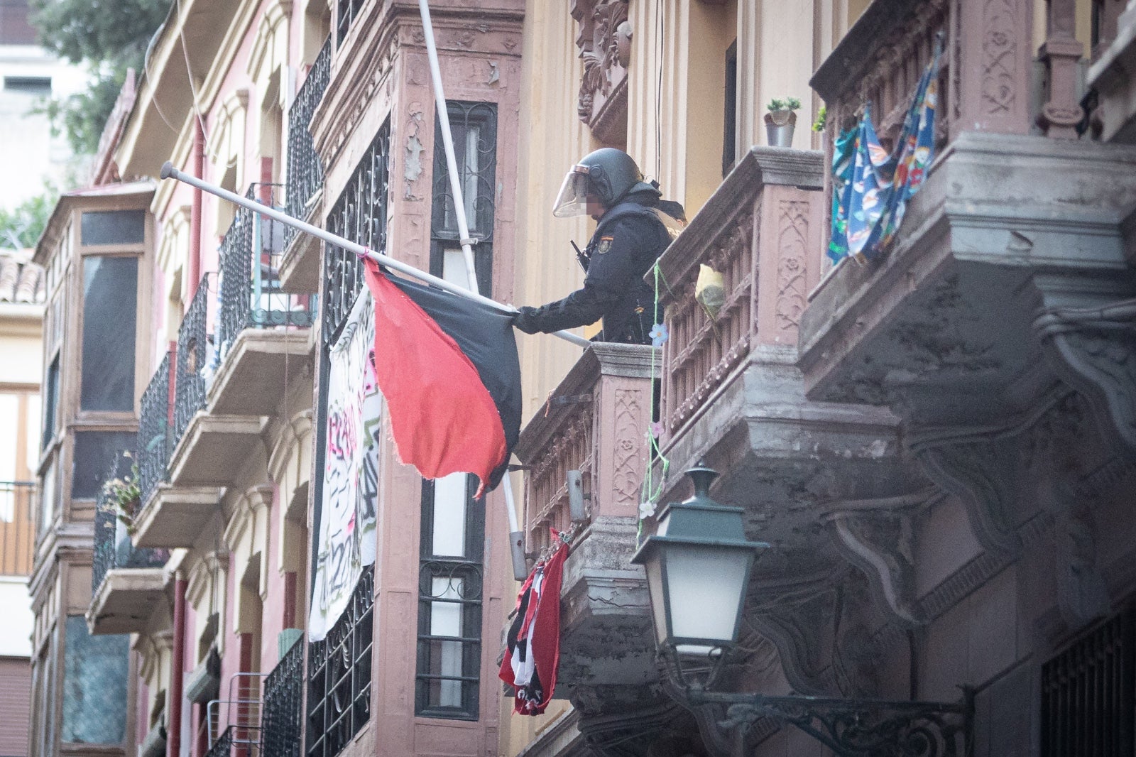 El desalojo de los okupas de la calle Azacayas, en imágenes