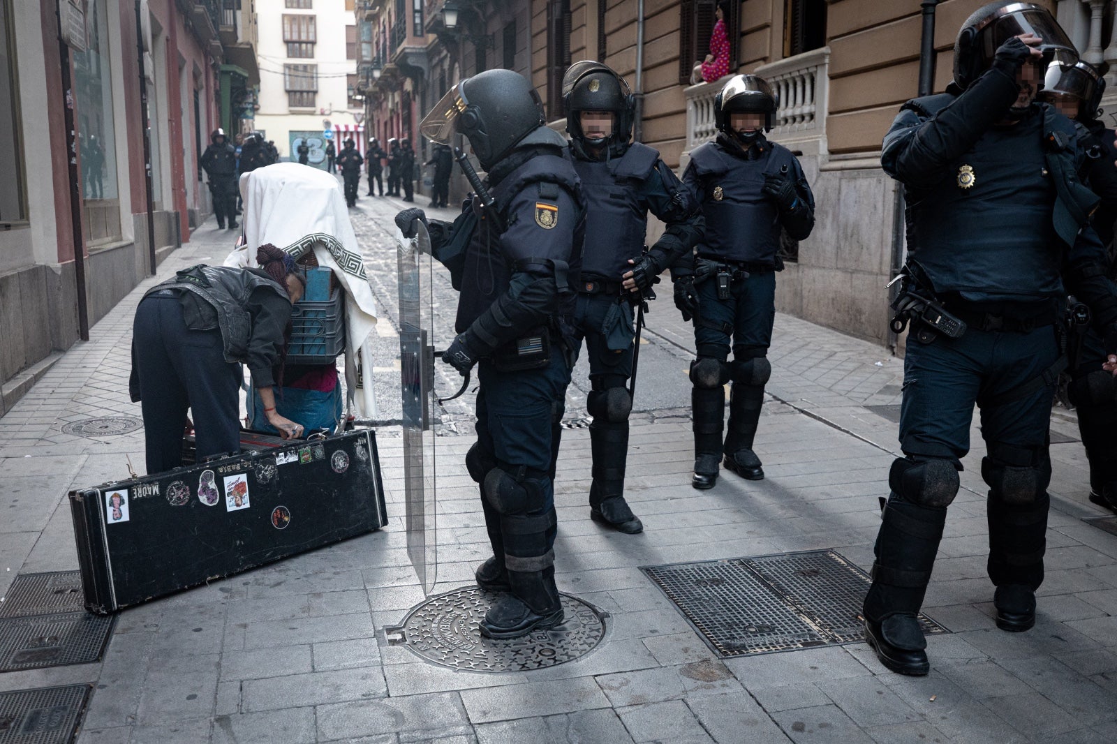 El desalojo de los okupas de la calle Azacayas, en imágenes