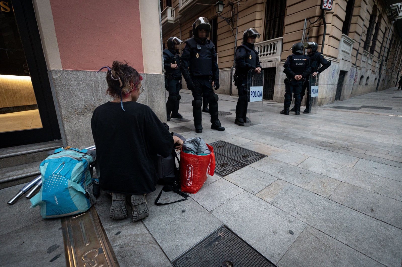 El desalojo de los okupas de la calle Azacayas, en imágenes