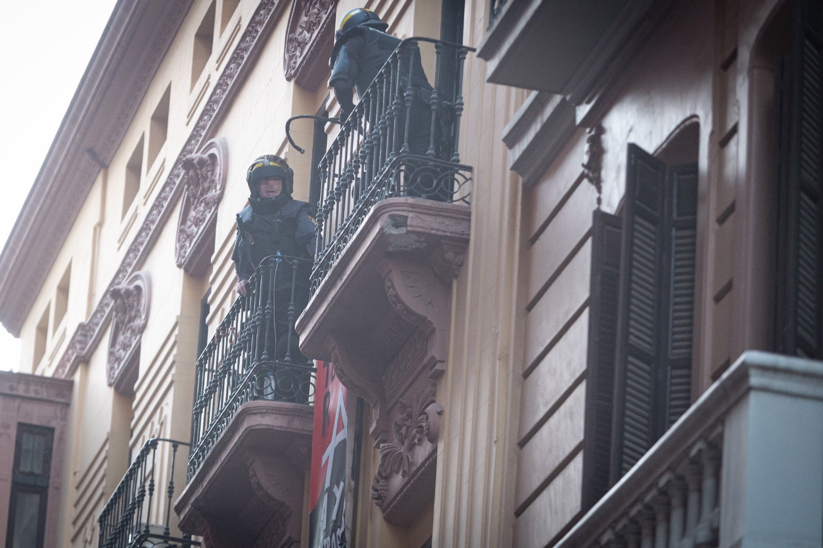 El desalojo de los okupas de la calle Azacayas, en imágenes