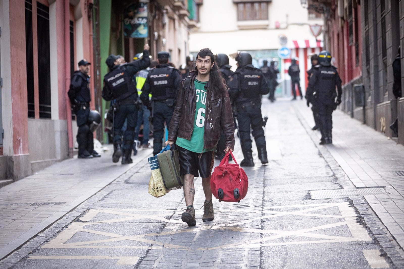 El desalojo de los okupas de la calle Azacayas, en imágenes