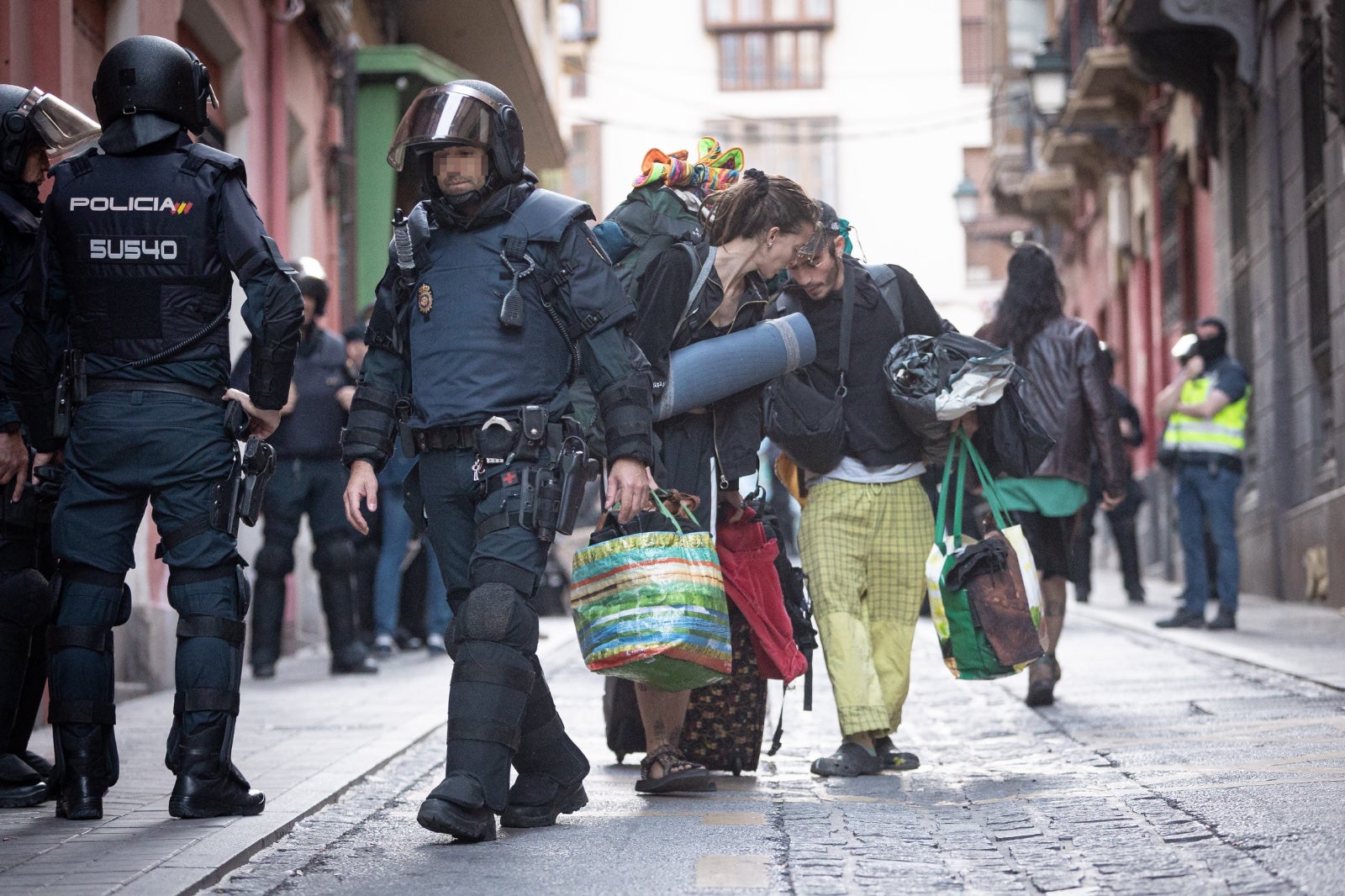 El desalojo de los okupas de la calle Azacayas, en imágenes
