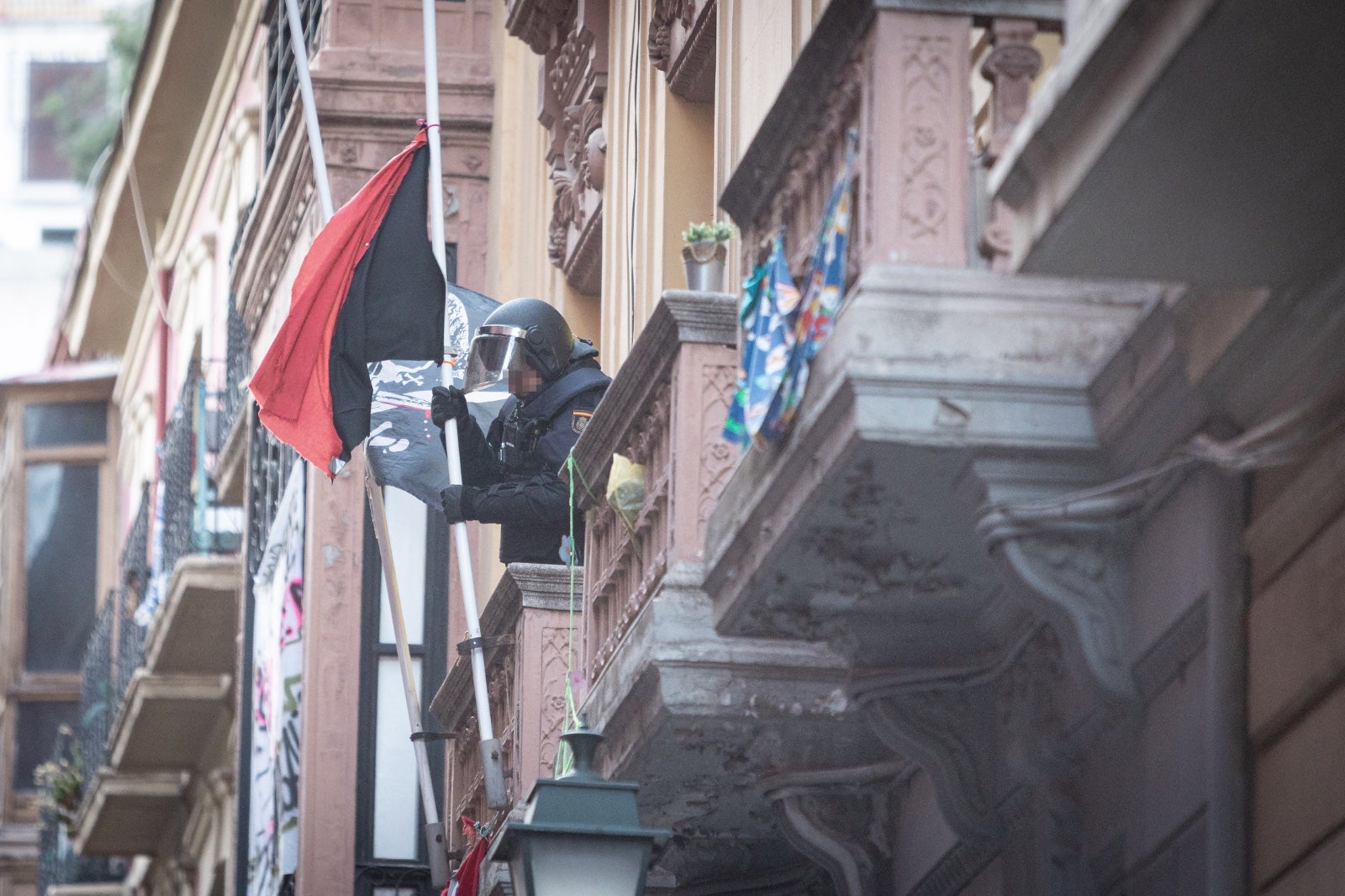 El desalojo de los okupas de la calle Azacayas, en imágenes