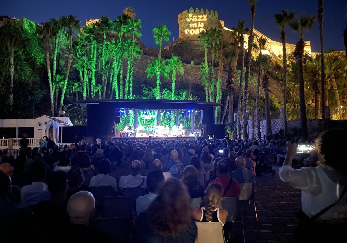 Almuñécar saca a licitación la explotación de las barras de las casetas de las fiestas y el festival de jazz en la costa | ideal