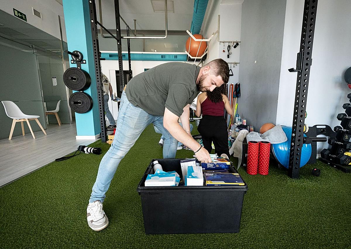 Imagen secundaria 1 - Los voluntarios ordenan el material donado para Kenia.