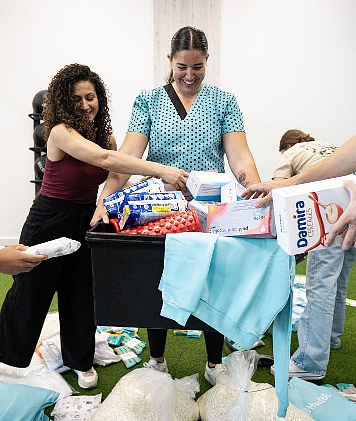 Imagen secundaria 2 - Los voluntarios ordenan el material donado para Kenia.