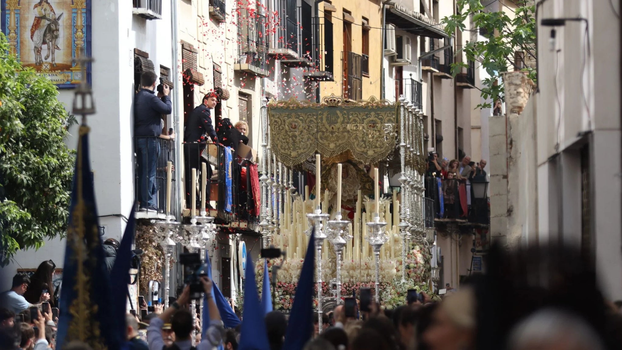 Imagen secundaria 1 - Fotos del Domingo de Ramos de 2025 y la Borriquilla en la Calle Tinajilla en 1989