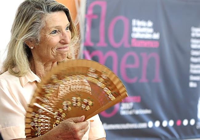 Cristina posa con un abanico.