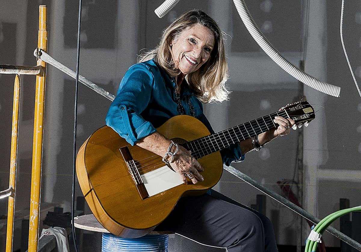 La creadora de la Escuela de Arte Flamenco y el Teatro Triana de Sevilla, con una guitarra.