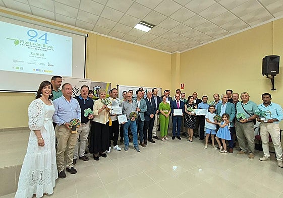Foto de familia de los premiados en la Fiesta del Olivar en 2024.
