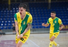 Mati Rosa, autor de dos goles, y detrás Alejandro Lemine.