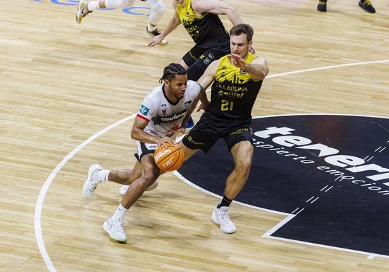 Sam Griffin intenta desbordar a Tim Abromaitis, de La Laguna Tenerife.