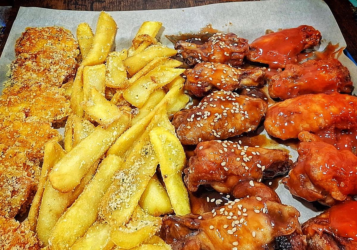 Imagen principal - El restaurante de Granada que triunfa con alitas «muy picantes» y comida Tex-Mex