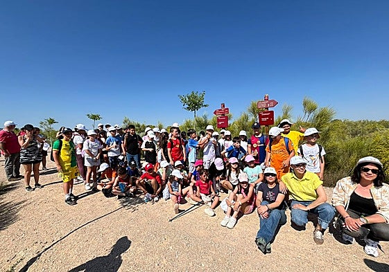 Jóvenes participantes en las actividades y senderismo.