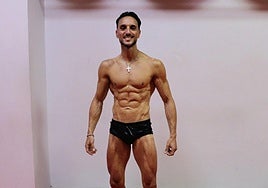 Alberto Díaz, granadino de 38 años, posa en bañador tras lograr su reciente éxito deportivo.