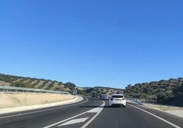 La carretera A-306 a su paso por el término de Torredonjimeno.