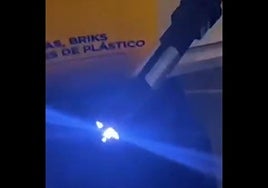 Bastón eléctrico requisado en plena calle en Granada.