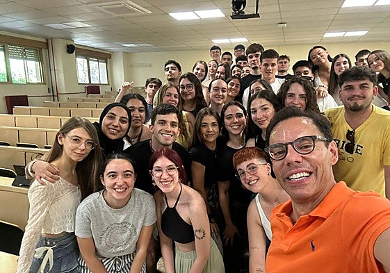 El catedrático Javier Díaz Castro con sus alumnos.