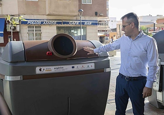 Antonio Urdiales muestra uno de los contenedores marrones de la ciudad.
