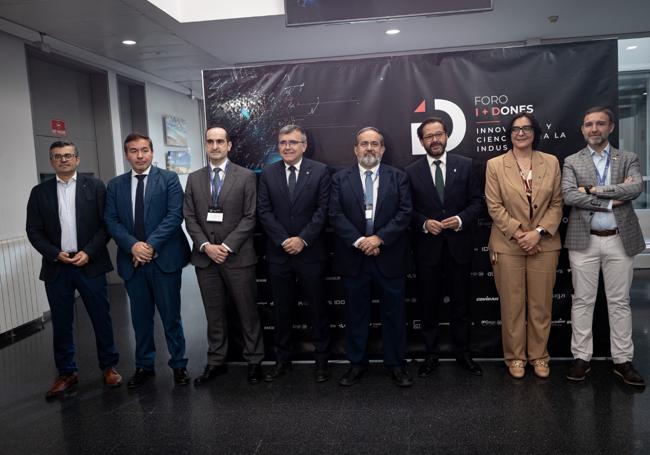 Anfitriones y autoridades en la presentación del foro.