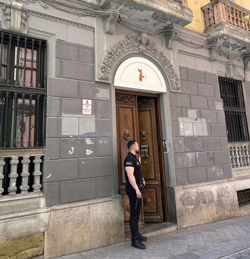 Seguridad privada frente al edifico de azacayas para evitar más okupaciones | ideal