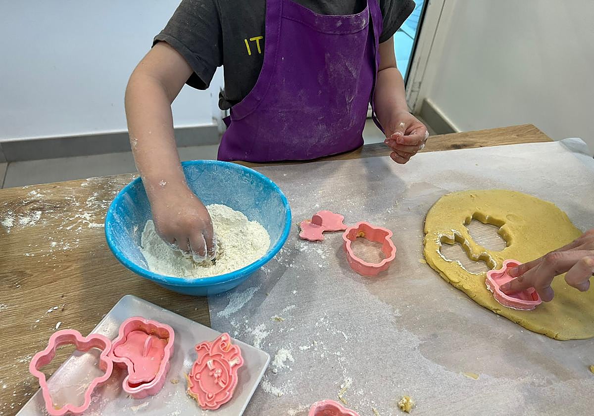 Imagen principal - La pastelería de Granada que ofrece talleres gastronómicos para niños: «Aprenden y se divierten»