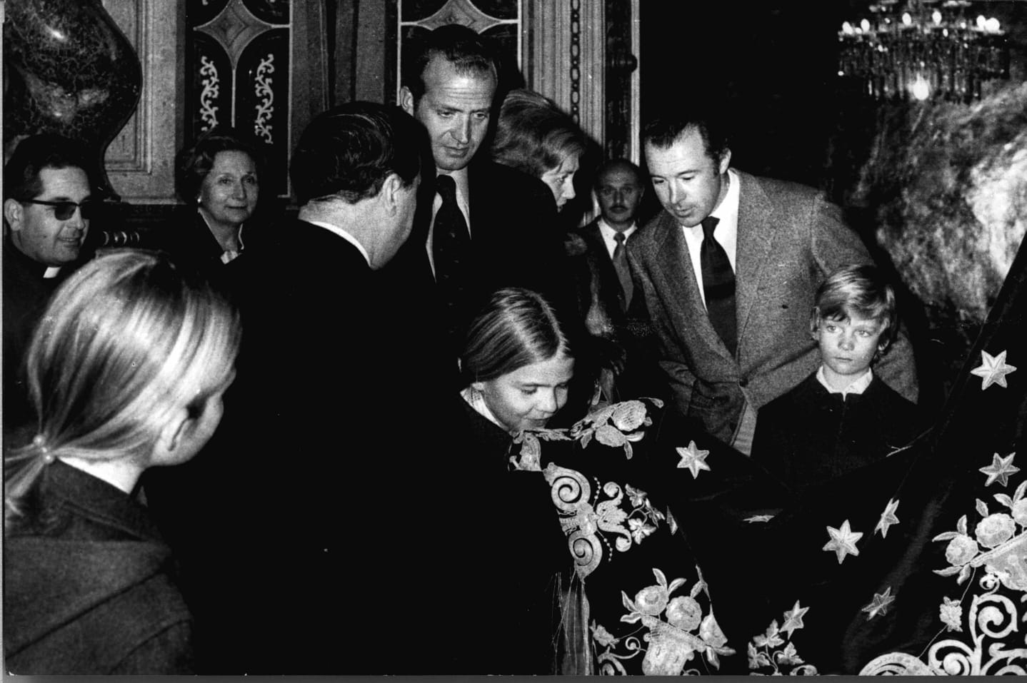 Fotografía de IDEAL de 1976 en la que aparece el Rey junto al manto de la Virgen, los reyes eméritos y sus hermanas