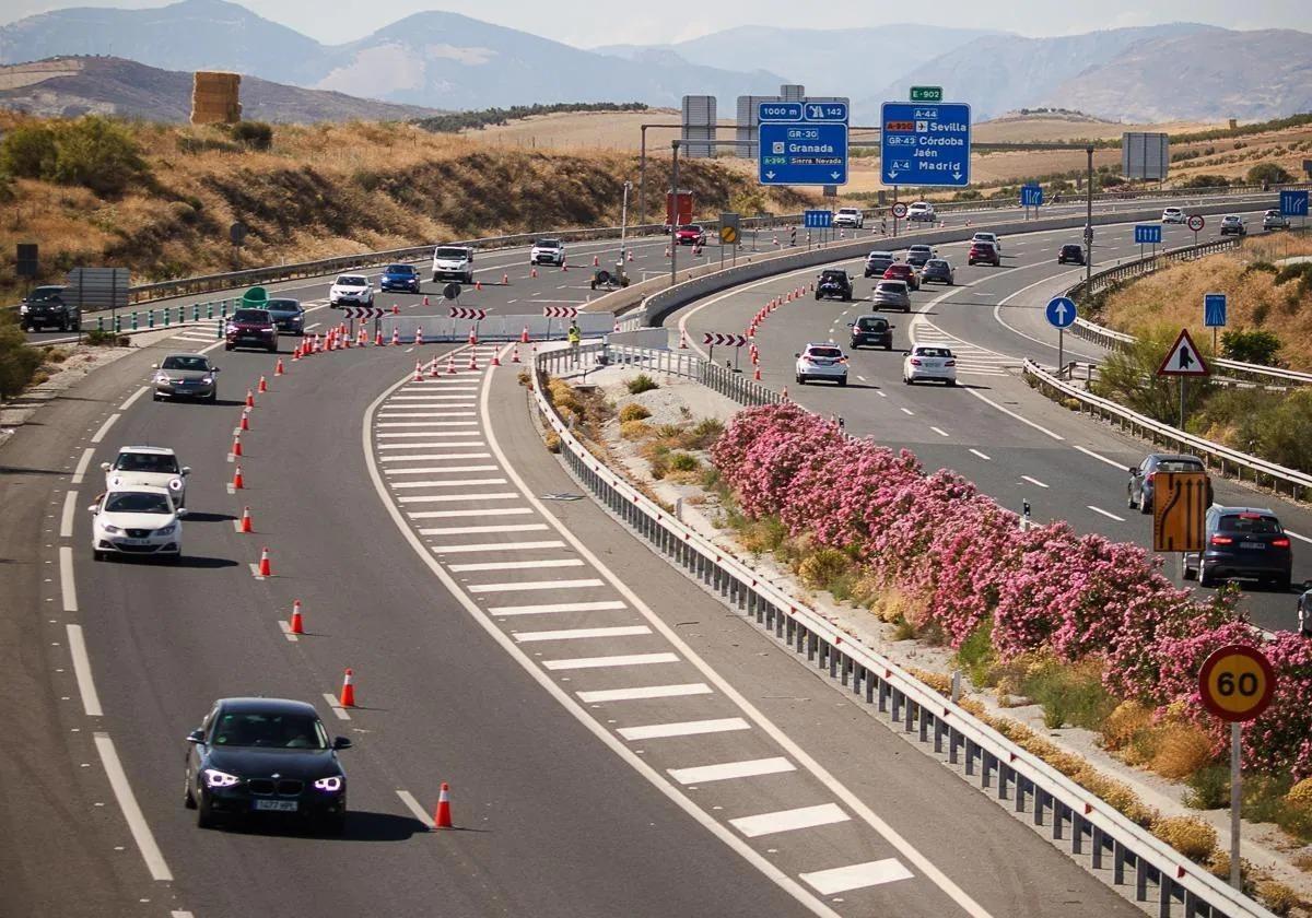 Tráfico habilita un carril adicional en la A-44 para facilitar el regreso de la Costa de Ganada | Ideal