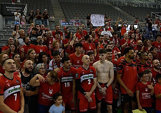 Los jugadores del Covirán Granada posan con sus grupos de animación por el cierre de la temporada.