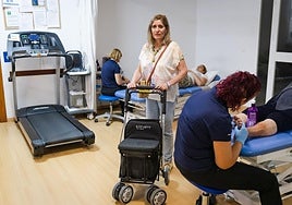 Susana, granadina con esclerosis múltiple, en la sede de la asociación, en Armilla.